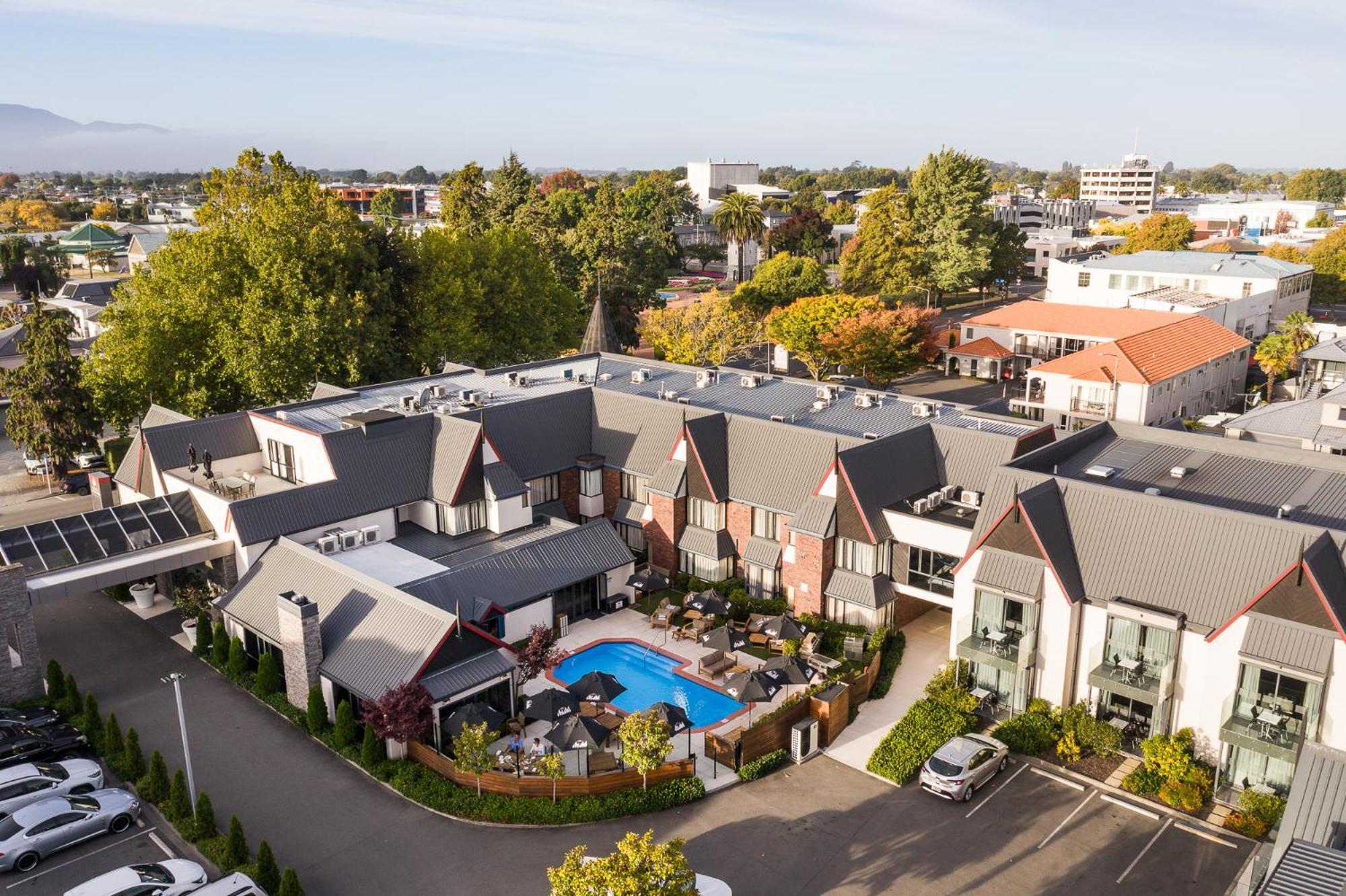 Carnmore Chateau Marlborough Blenheim Exterior foto The hotel's courtyard