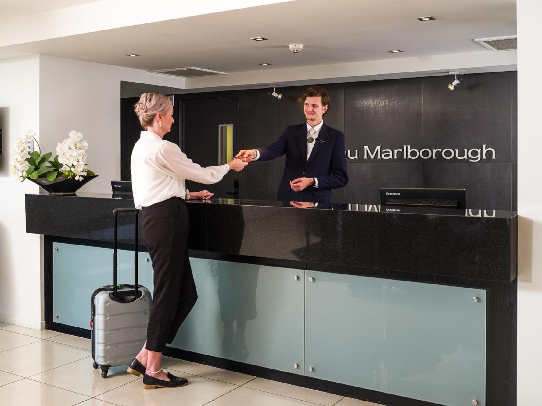 Carnmore Chateau Marlborough Blenheim Exterior foto A hotel receptionist