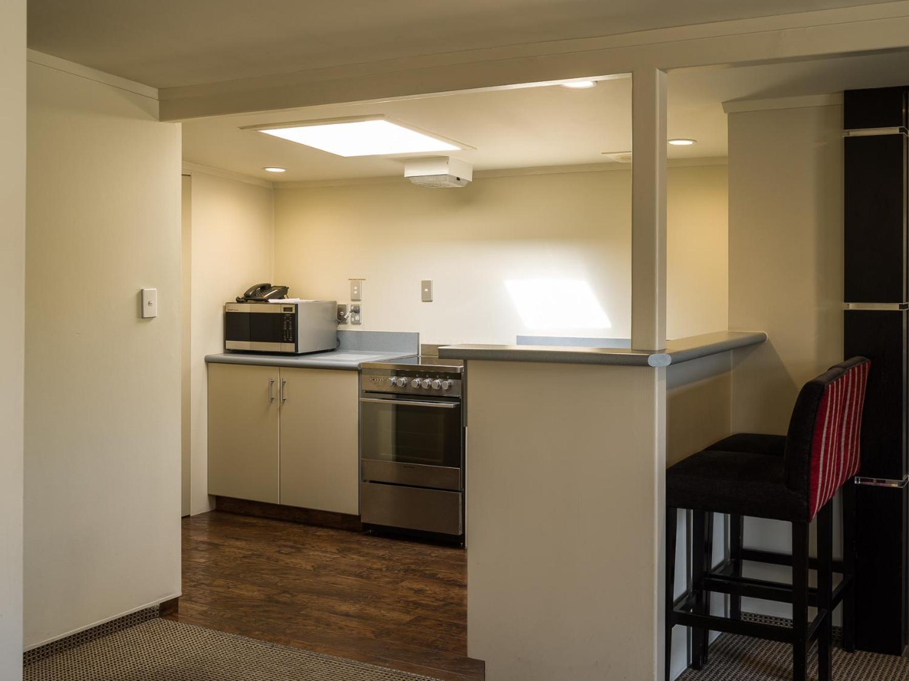 Carnmore Chateau Marlborough Blenheim Exterior foto A typical kitchen in a student apartment