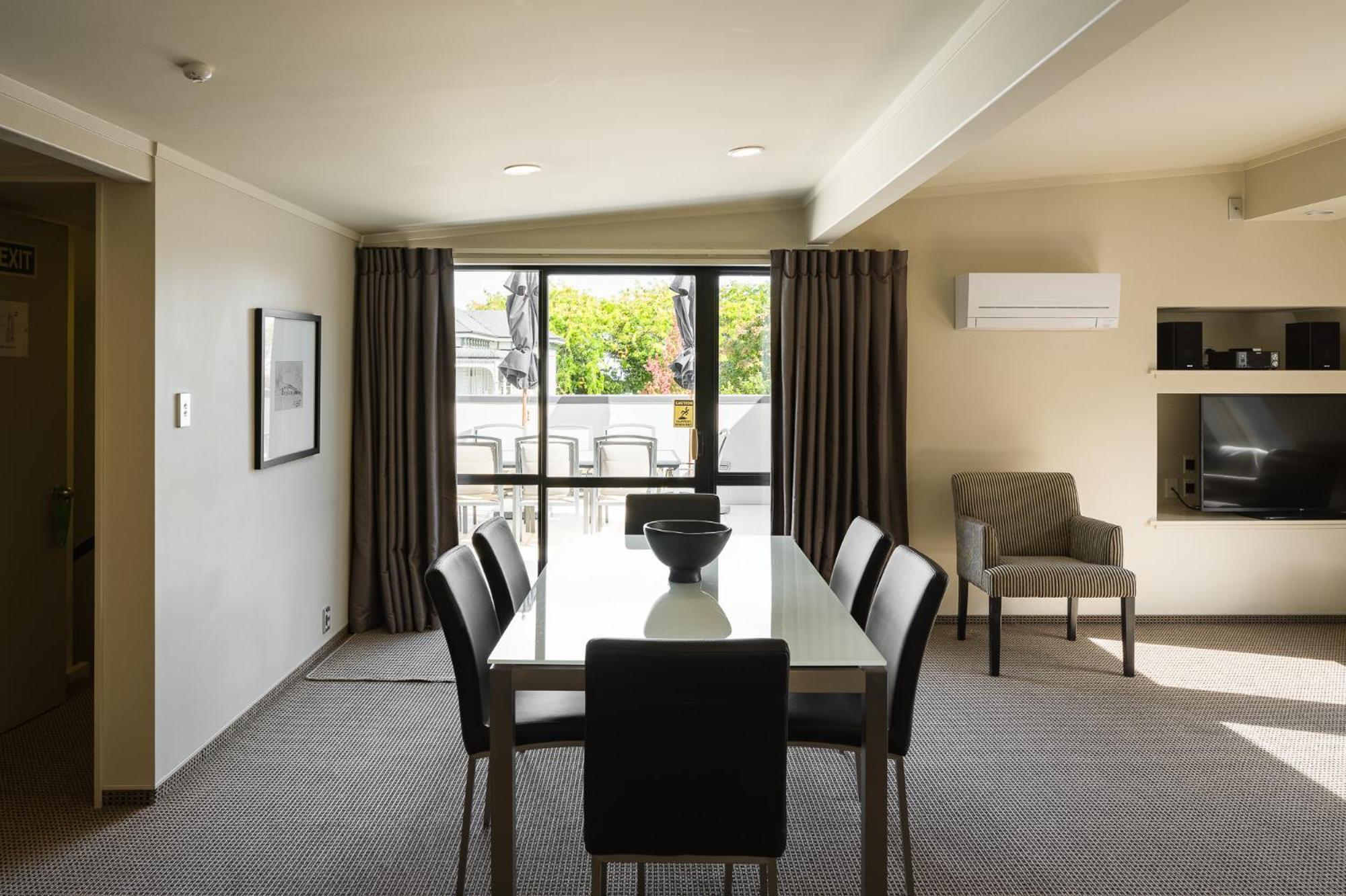Carnmore Chateau Marlborough Blenheim Exterior foto A typical apartment dining room