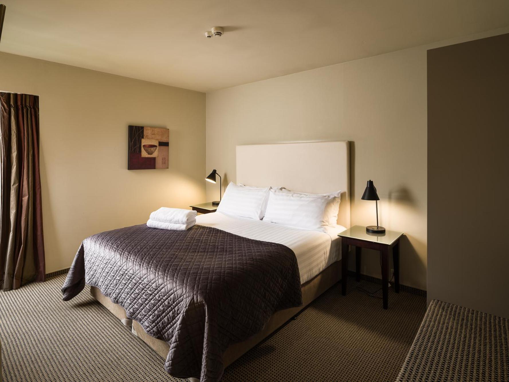 Carnmore Chateau Marlborough Blenheim Exterior foto A bedroom at the hotel