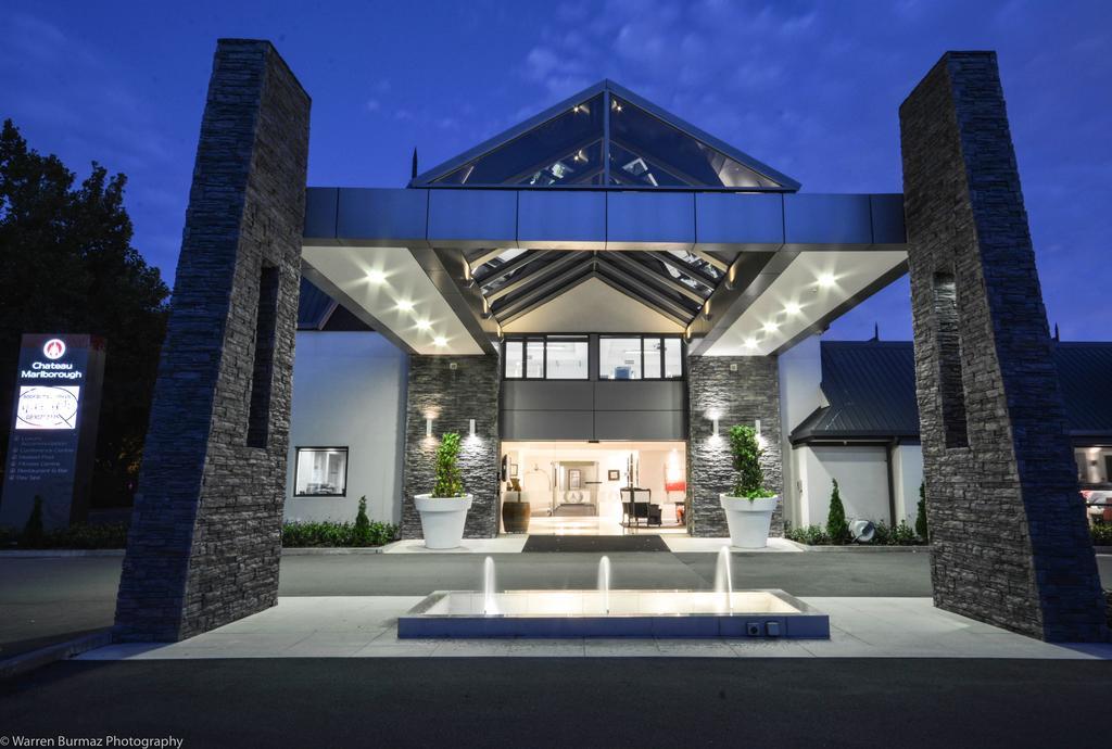 Carnmore Chateau Marlborough Blenheim Exterior foto The entrance to the hotel
